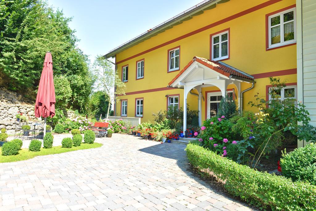 Hotel Auf Wolke 8 Trostberg an der Alz Exterior photo